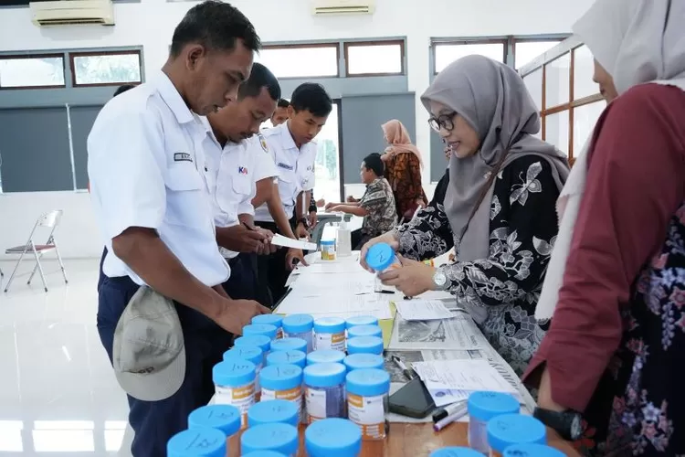 Pengecekan tes urin petugas KAI Daop 6 Yogyakarta  (Dok. KAI Daop 6 Yogyakarta)