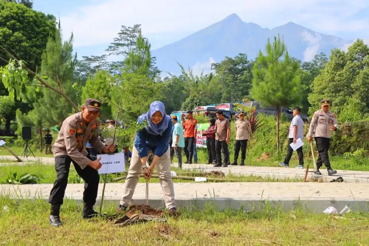Tanam pohon oleh Polres Salatiga.  (Dok. Humas Polres Salatiga)