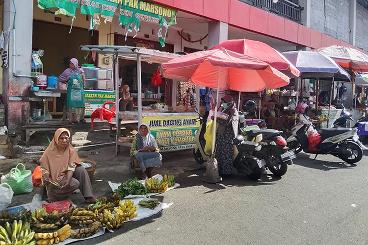 Pedagang berjualan di luar Pasar Ir Soekarno Sukoharjo.  (Wahyu imam ibadi)