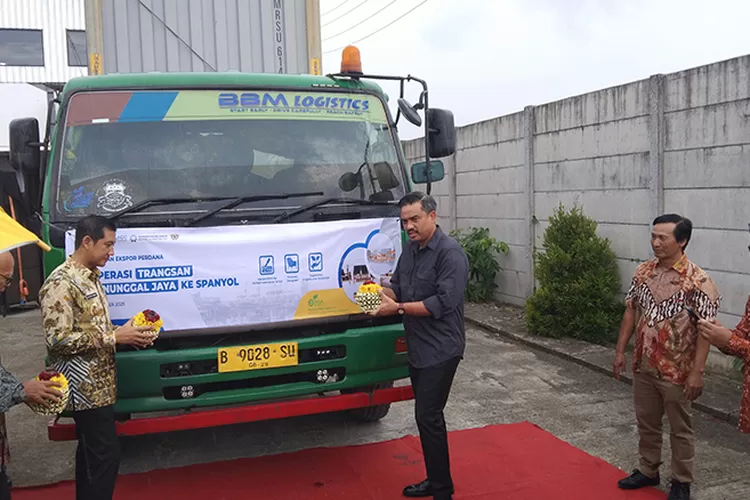 Menteri UMKM Maman Abdurrahman melepas ekspor produk rotan UMKM Trangsan Gatak Sukoharjo ke Spanyol.  (Wahyu imam ibadi)