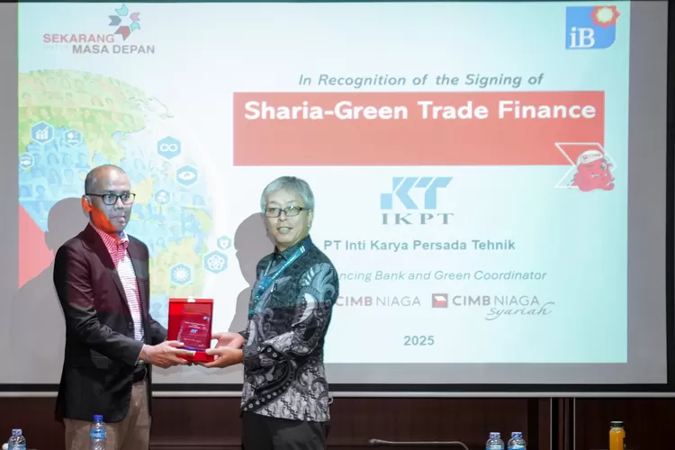 Corporate Lending Business Head CIMB Niaga Salman Baharuddin (kiri) memberikan plakat apresiasi kepada Presiden Direktur PT Inti Karya Persada Tehnik (IKPT) Atsushi Yoshihara usai penandatanganan kerja sama fasilitas Green Financing kepada IKPT di Jakarta, akhir pekan lalu.  (Foto: Dok. Istimewa)