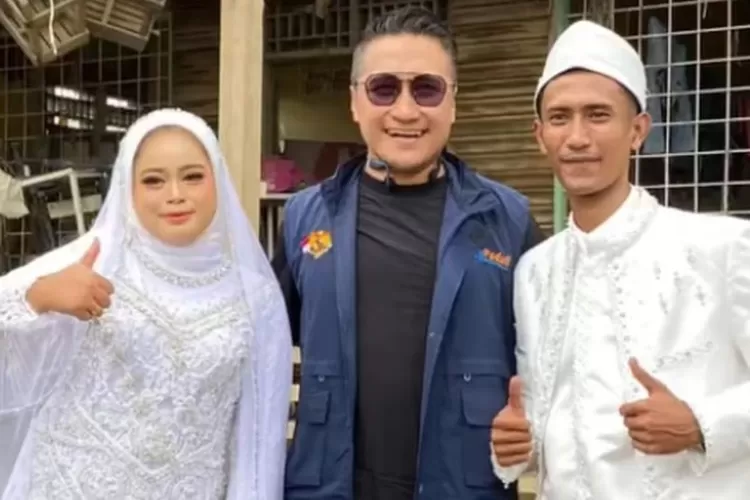 Arie Untung bertemu dengan dua warga yang melangsugkan pernikahan di Aceh Tamiang.  (Instagram/laju peduliofficial)