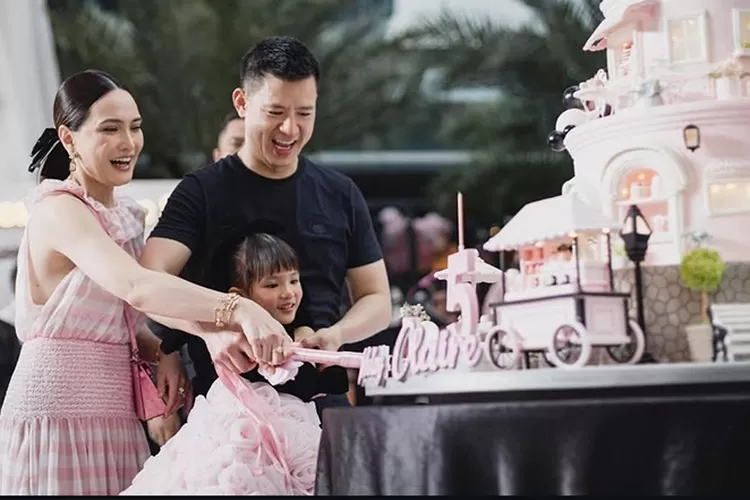 Momen kompak artis Shandy Aulia dan David Herbowo meski telah 2 tahun bercerai.  (Instagram/missclaireherbowo)