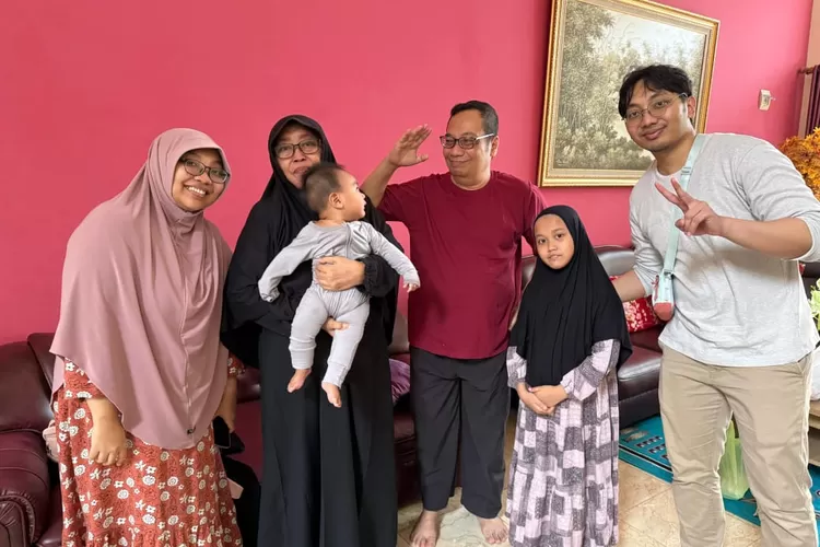 Widodo Brontowiyono (tiga dari kanan) bersama keluarga dan cucu tercinta.  (Foto: Dok. Istimewa)