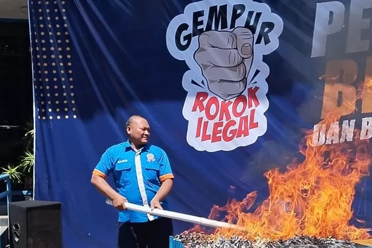 Pembakaran rokok ilegal hasil penindakan KPPBC Tipe Madya Kudus, Jawa Tengah. ( ANTARA/Akhmad Nazaruddin Lathif)
