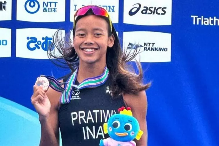  Atlet triathlon Indonesia Martina Ayu Pertiwi meraih medali perunggu dalam Kejuaraan Triathlon Internasional di Jepang, Sabtu (20/9/2025).  (ANTARA/HO-Humas KONI Pusat/)