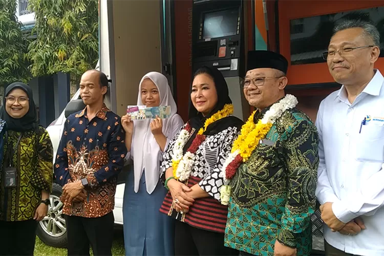 Mendikdasmen Prof Dr Abdul Mu'ti  Ed, Ketua Komisi IV DPR RI Siti Hediati Soeharto SE, dan salah satu siswi penerima PIP di SMK Muhammadiyah 1 Moyudan, Sleman, Yogyakarta, Kamis (18/12/2025).  (Koko Triarko)