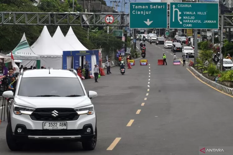 Arsip Foto - Pengendara mobil memutar arah di jalan raya Puncak, Gadog, Kabupaten Bogor, Jawa Barat, Rabu (1/1/2025), saat lalu lintas satu arah diterapkan dari jalur Puncak ke Jakarta semasa libur Tahun Baru 2025.  (ANTARA FOTO/Arif Firmansyah)