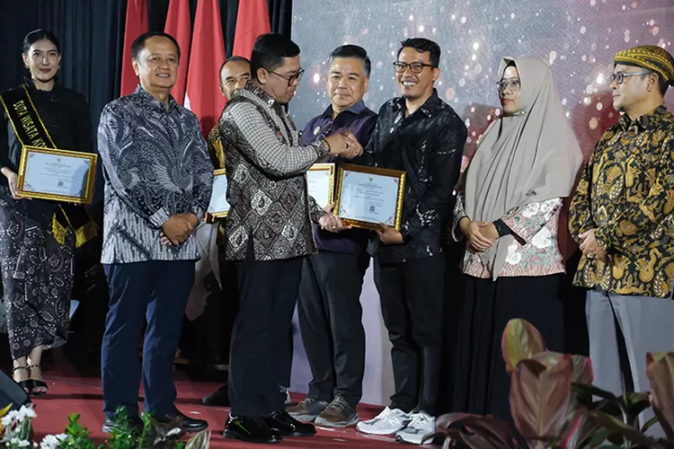 Penyerahan penghargaan Walikota Award.  (Pemkot Magelang)