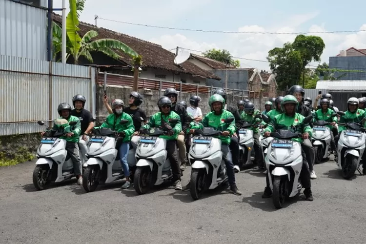 Para mitra pengemudi Grab riding bersama tim ALVA, Grab, dan AIZEN Indonesia menggunakan motor listrik ALVA N3 di Yogyakarta, Jumat (19/12/2025).  (Foto: Dok. Istimewa)