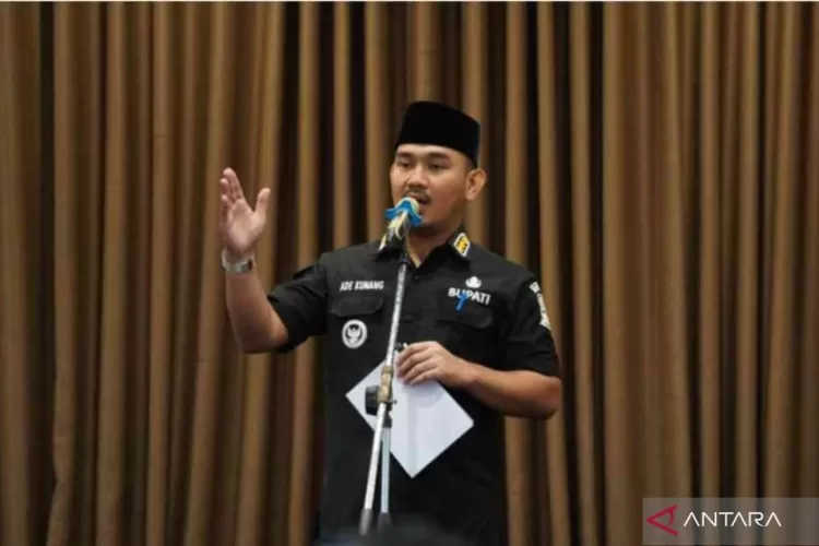 Bupati Bekasi Ade Kuswara Kunang saat menghadiri rapat koordinasi bersama manajemen PT. Jababeka Infrastruktur di Jababeka Golf and Country Club, Kecamatan Cikarang Timur, Selasa.  (ANTARA/Pradita Kurniawan Syah)