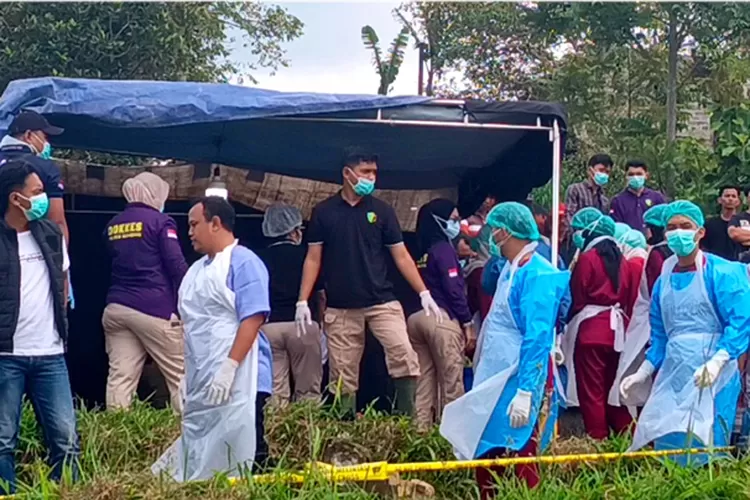 Proses ekshumasi korban di makam.  (Abdul Alim)