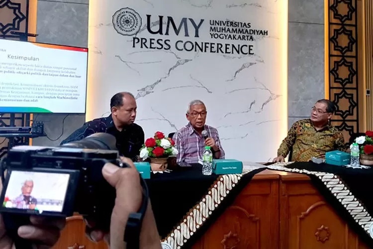 Busyro Muqoddas didampingi Achmad Nurmandi dan Ridho Al-Hamdi saat konferensi pers di UMY.  (Sulistyanto)