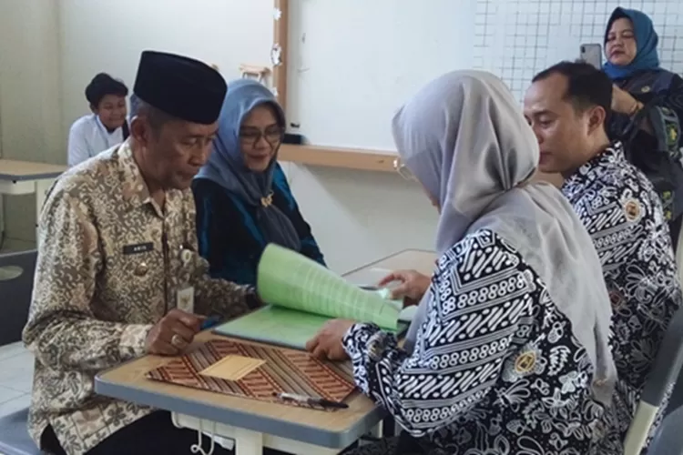 Wakil Bupati Bantul, H Aris Suharyanta (kiri) didampingi istri saat mendengarkan penjelasan wali kelas atas capaian anaknya di sekolah  (Foto: Yusron Mustaqim)