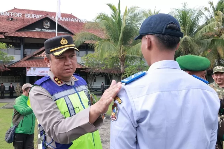 Kapolres Karanganyar AKBP Hadi Christanto pimpin apel gelar pasukan operasi nataru 2025 di Karanganyar (Foto: Abdul Alim)