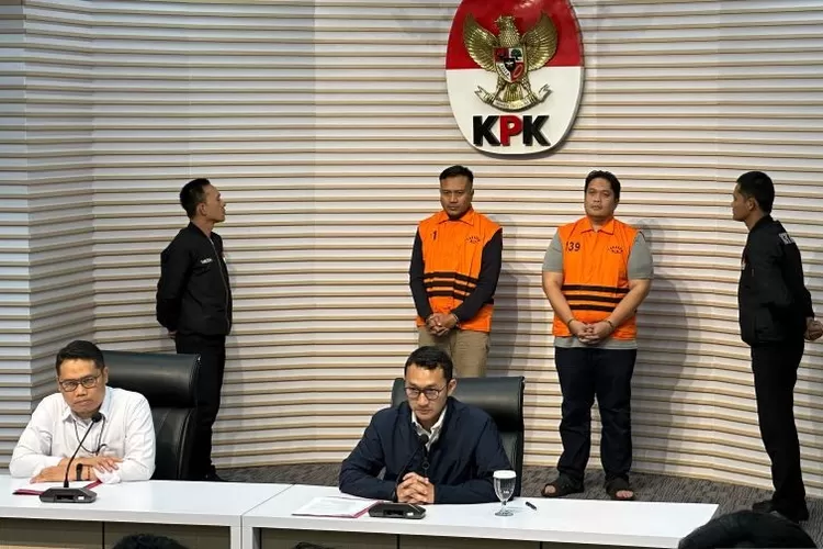 Pelaksana Tugas Deputi Penindakan dan Eksekusi Komisi Pemberantasan Korupsi Asep Guntur Rahayu (kiri depan) bersama Juru Bicara KPK Budi Prasetyo (kanan depan) saat menunjukkan dua tersangka (ANTARA/Rio Feisal)