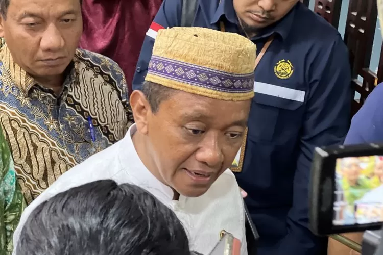 Menteri Energi dan Sumber Daya Mineral (ESDM) Bahlil Lahadalia memberi keterangan ketika dijumpai setelah Konferensi Pers Kesiapan Sektor ESDM Menghadapi Periode Hari Raya Natal Tahun 2025 dan Tahun Baru 2026 di Jakarta, Jumat (19/12/2025).  (ANTARA/Putu Indah Savitri)