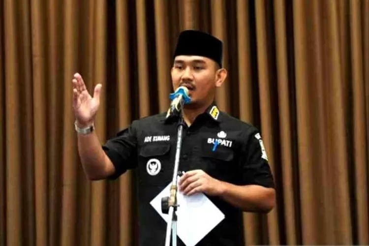 Bupati Bekasi Ade Kuswara Kunang saat menghadiri rapat koordinasi bersama manajemen PT. Jababeka Infrastruktur di Jababeka Golf and Country Club, Kecamatan Cikarang Timur, Selasa. ( ANTARA/Pradita Kurniawan Syah)