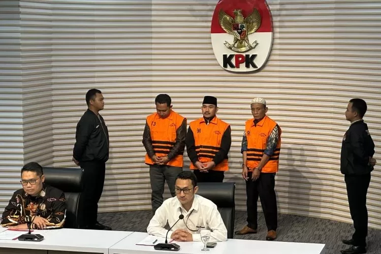 Pelaksana Tugas Deputi Penindakan dan Eksekusi Komisi Pemberantasan Korupsi Asep Guntur Rahayu (kiri depan) bersama Juru Bicara KPK Budi Prasetyo (kanan depan) saat menunjukkan tiga tersangka kasus dugaan tindak pidana korupsi terkait suap ijon proyek di Kabupaten Bekasi (ANTARA/Rio Feisal)