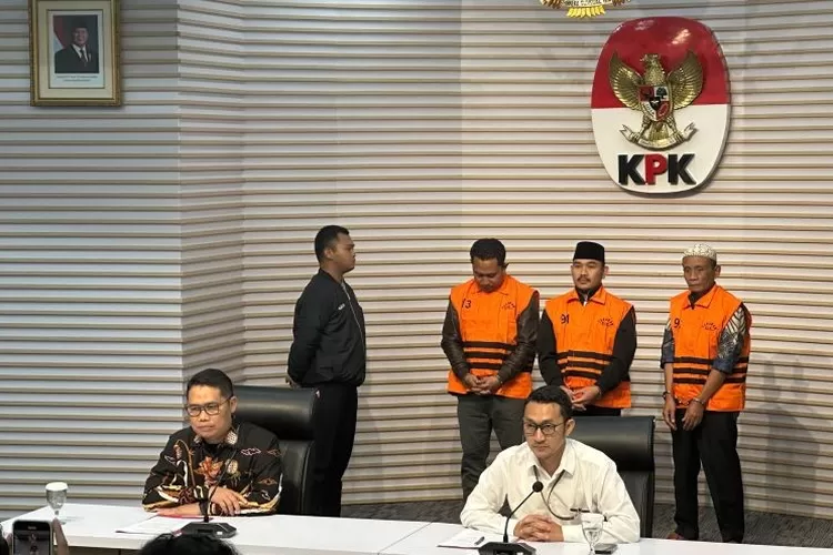 Pelaksana Tugas Deputi Penindakan dan Eksekusi Komisi Pemberantasan Korupsi Asep Guntur Rahayu (kiri depan) bersama Juru Bicara KPK Budi Prasetyo (kanan depan) saat menunjukkan tiga tersangka kasus dugaan tindak pidana korupsi terkait suap ijon proyek di Kabupaten Bekasi (ANTARA/Rio Feisal)