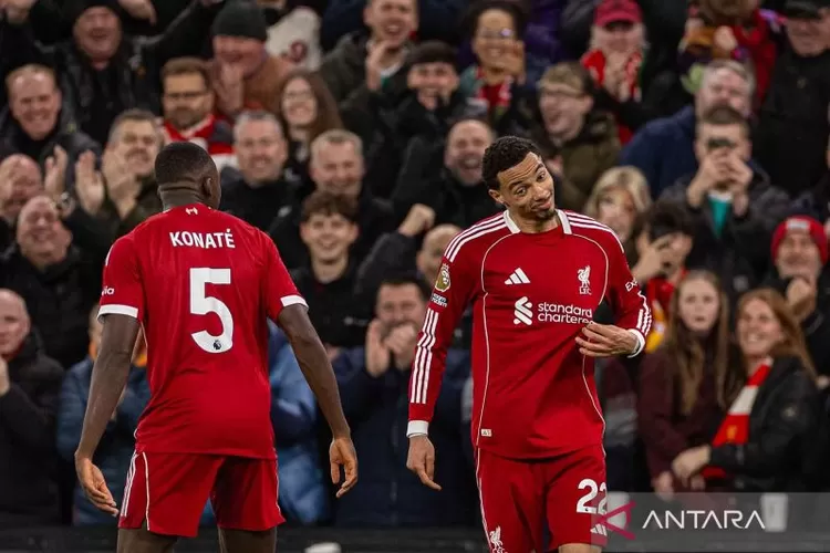 Foto arsip - Pesepak bola Liverpool FC Hugo Ekitike (depan kanan) beraksi setelah mencetak gol kedua ke gawang Brighton &amp; Hove Albion FC dalam pertandingan Liga Primer Inggris di Stadion Anfield, Liverpool, Inggris, Sabtu (13/12/2025) malam. Liverpool FC menang skor 2-0.  (ANTARA FOTO/Xinhua)