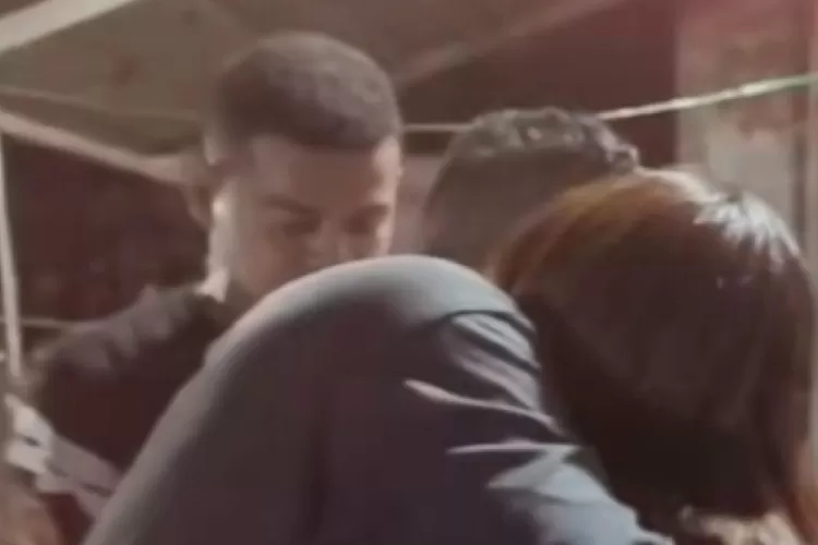 Saat Manja Moy datang melihat jenazah pacarnya dan dipeluk beberapa temannya (Tangkapan layar)