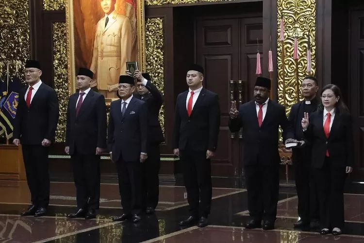 Potret influencer Deddy Corbuzier (paling kiri)  yang kini menjabat sebagai Stafsus Menhan RI di Kabinet Presiden Prabowo Subianto, pada Selasa, 11 Februari 2025. (Instagram.com/@sjafrie.sjamsoeddin)