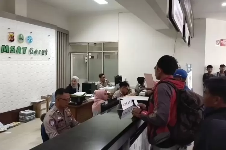 Pelayanan Samsat di Garut Jawwa barat dialksanakans elama 7 hari seminggu, demi melancarkan pelaksanaan program pemutihan penaunggak pajak.