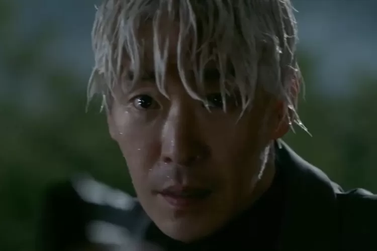 Episode 12 &rsquo;7Escape&rsquo; Yoon Tae Young Menodongkan Pistol ke Uhm Ki Joon dan Bertanya Tentang Identitasnya (GenzDaily/dok: Instagram @sbsdrama.official)