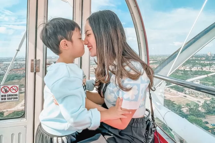 Tamara Tyasmara bersama dengan Sang Buah Hati (GenzDaily/dok: YouTube Intens Investigasi)