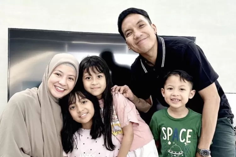 Desta dan Natasha Rizki: Kabar rujuk dan klarifikasi talak, netizen heboh di media sosial. (GenzDaily/dok: Instagram @desta80s)