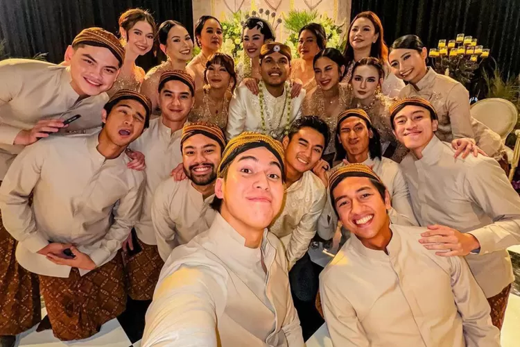 Sah! El Rumi Jadi Perbincangan di Pernikahan Aaliyah Massaid dan Thariq Halilintar, Gandeng Siapa? (GenzDaily/dok: Instagram @elrumi)