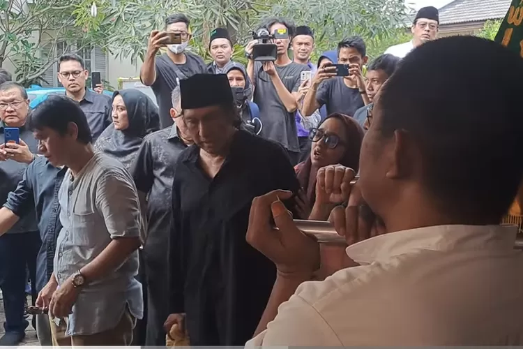 "Ikang Fawzi Terpukul, Ungkap Cinta Abadi untuk Marissa Haque di Pemakaman" (GenzDaily/dok: YouTube Intens Investigasi)