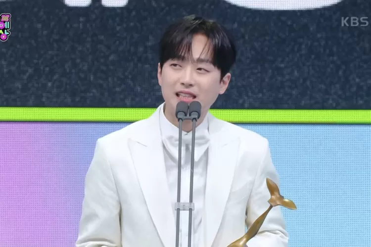 Potret Lee Chan Won Raih Penghargaan Tertinggi di KBS Entertainment Awards 2024 (GenzDaily/dok: YouTube KBs Entertain)