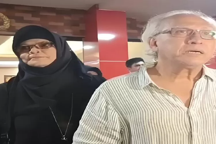 Potret Iwan Fals bersama Rosanna Listanto di Polres Jakarta Selatan (GenzDaily/dok: akun X @b3doel___)