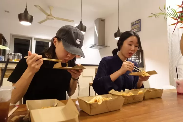  Mukbang Mie Gacoan. Isu minyak babi di Mie Gacoan ternyata hoaks. Penyegelan gerai terjadi karena izin operasional, bukan kandungan menu. (GenzDaily dok: Youtube / Hari Jisun)
