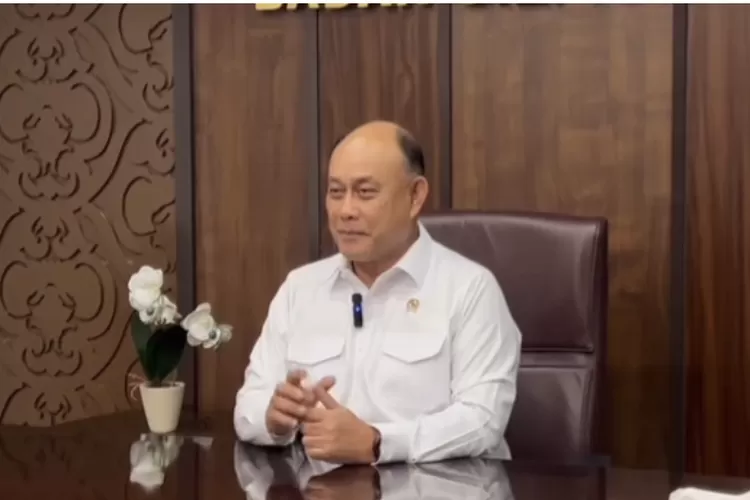 Potret Kepala BGN Dadan Hindayana menjelaskan tentang menu MBG dibagikan mentah.  (GenzDaily/dok: Instagram/badangizinasional.ri)