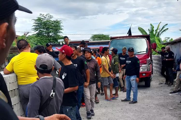 REAKING NEWS: Ratusan Sopir Dump Truk Pasigala Siap Turun Aksi Pagi Ini. Foto: Istimewa