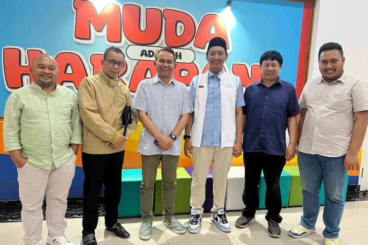 CEO Promedia Teknologi Indonesia tengah (dua dari kiri), Bimo TIM Promedia (1 dari kanan) saat berkunjung dengan tim pemenangan Prabowo Gibran. Foto: dok Promdeia