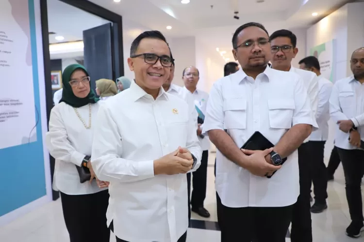Sumber Foto: MENPANRB Abdullah Azwar Anas dan Menteri Agama Yaqut Cholil Qoumas usai mengelar rapat