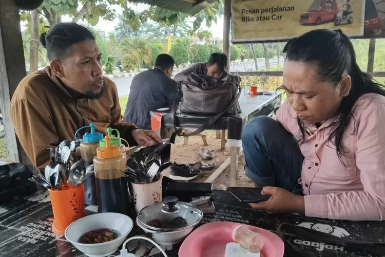 Terlihat sejumlah pengunjung menikamati kopi di Warung Kopi Om No. Foto: Jepri/iNSulteng.id
