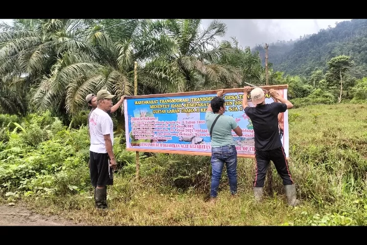 Warga pasang spanduk. Foto: Situr Wijaya/iNSulteng.id