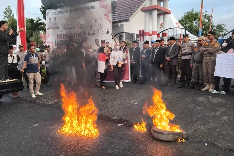 Mahasiswa bakar Ban demo di depan Kantor DPRD Touna. Foto; Istimewa