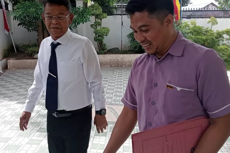 Jacky perwakilan warga Tontowea Kabupaten Morut dan Gubernur Sulteng Rusdy Mastura. Foto: Marwan/iNSulteng.id