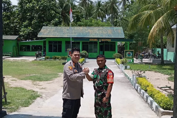 Kapolsek Moutong AKP Ismail bersama Danramil 1306 - 11 Moutong Letda Inf Hamdan Kaburito. (Foto: Istimewa)
