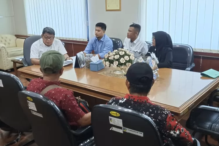 Sesaat sebelum mediasi tampak TA Gubernur Sulteng M. Ridha Saleh berbincang dengan perwakilan masyarakat Desa Tontowea. Foto: Elvis 