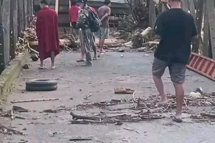 Jembatan di Mamuju ambruk akibat banjir. (Foto: via FB)