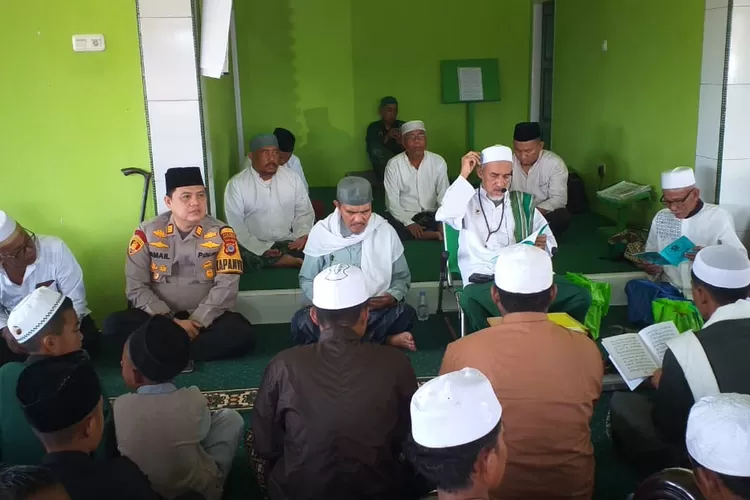Kapolsek Moutong AKP Ismail dan Habib Rotan Hadiri Maulid Nabi Muhammad SAW (Foto: dok Polsek Moutong)