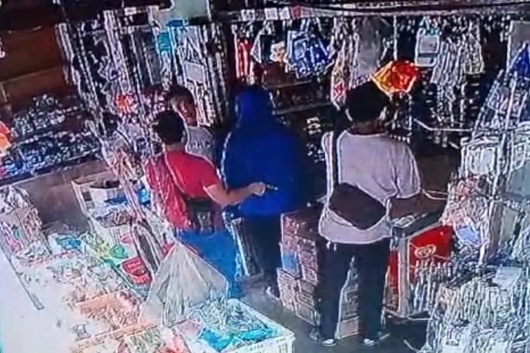 Oknum Bea Cukai  Luwuk Banggai saat mendatangi kios warga Desa Sabo, Kecamatan Ampana Tete.  (Foto: Istimewa)