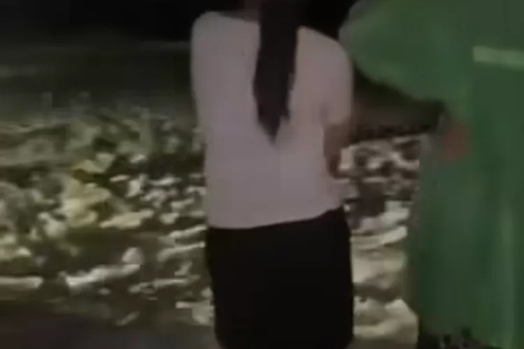 Warga saksikan banjir Pelabuhan Ratu. (Foto: Ist)